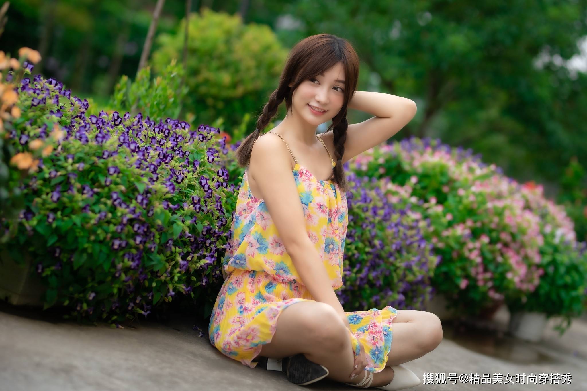 锁骨|一款从内而外散发着迷人气息，又能让人沉迷陶醉的碎花吊带套裙