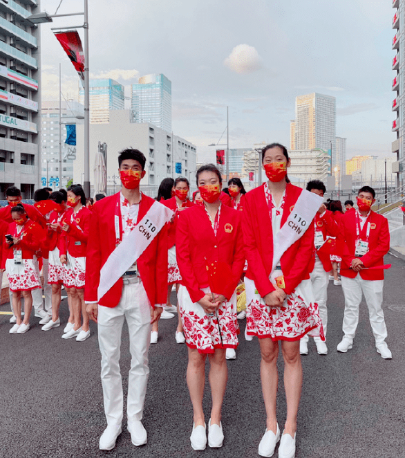 长裙|奥运会神颜出炉！哈萨克斯坦女旗手仙气爆棚，朱婷大长腿比超模有范