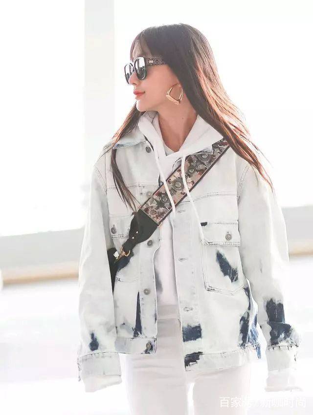 流量|baby流量担当不是吹的！一袭潮装亮相机场，鲜花与掌声都有了