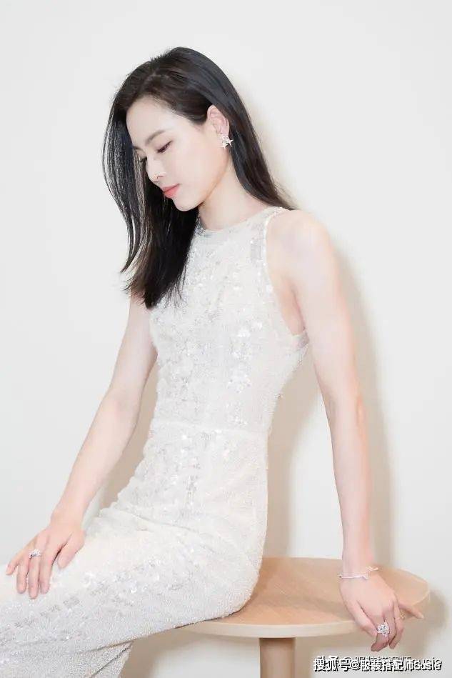 Susie|吴敏霞原来身材这么好，穿着白色贴身剪裁鱼尾裙，窈窕身姿惹人爱