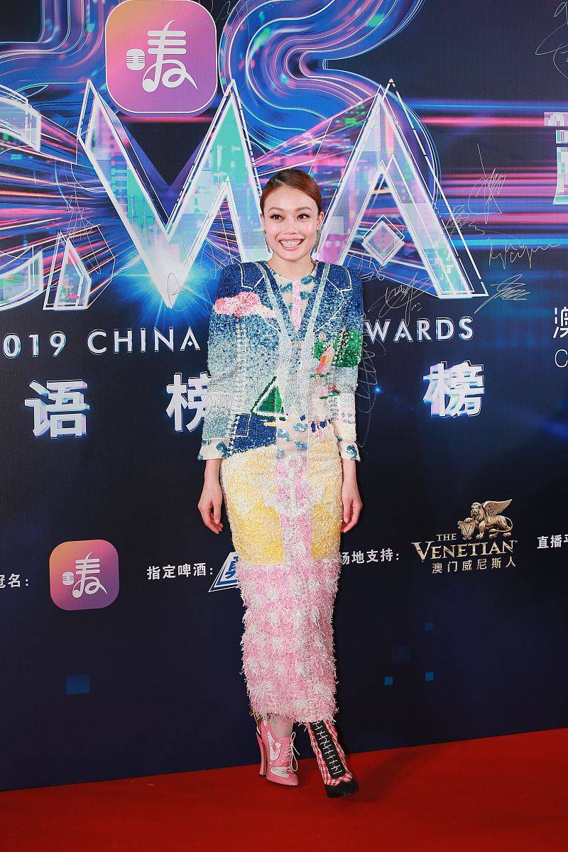 都能|因病失声的容祖儿首亮相，“被单”造型都能穿出高级感，哪像38岁