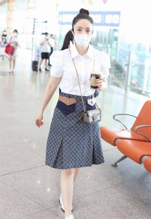 面料|董璇真是挺会扮嫩的,白衬衫+半身裙太减龄,衣服选对太加分