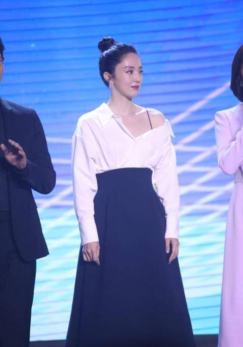 面料|董璇真是挺会扮嫩的，白衬衫＋半身裙太减龄，衣服选对太加分