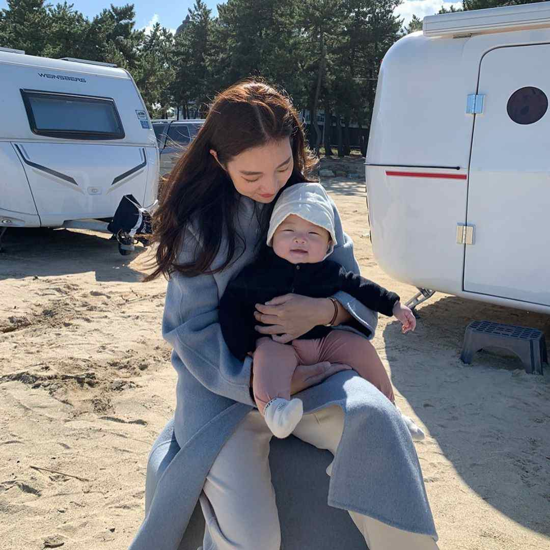 感觉|这位小个子妈妈的秋冬温暖穿搭，轻熟与少女感平衡，时髦又减龄