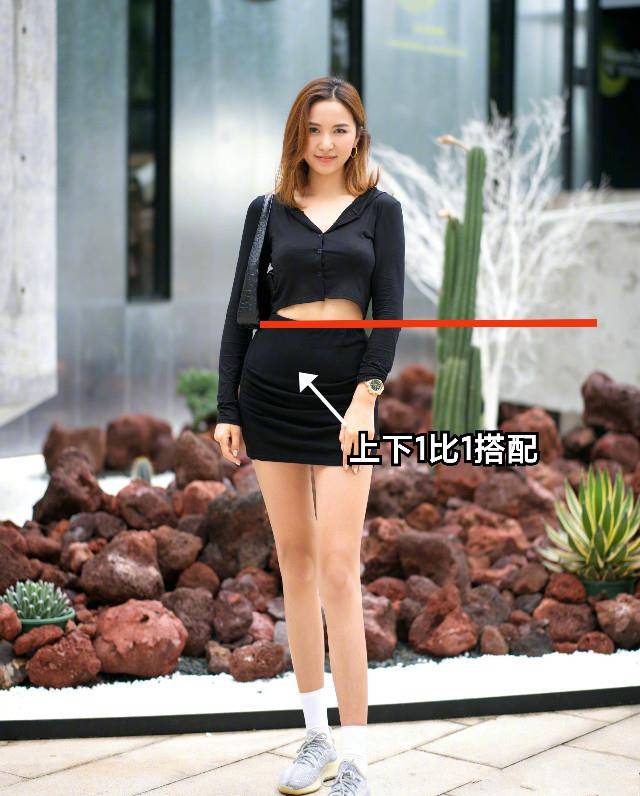 整体|今年火了一种穿法叫:上衣短了“大半截”,配半身裙,好洋气显高