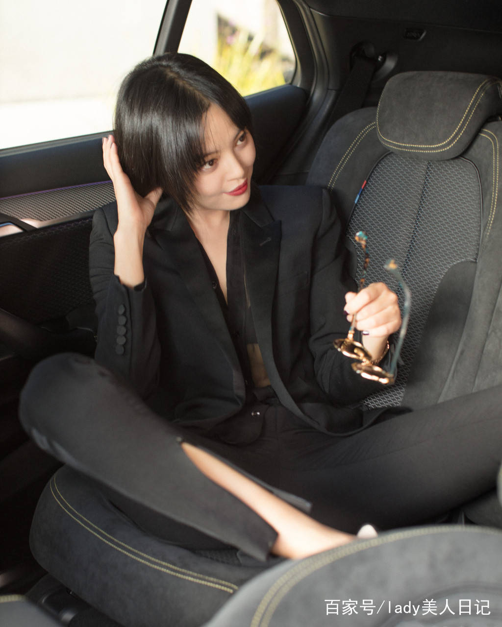 内衣|辛芷蕾最近穿衣有点疯狂！小西装搭配透明内衣好看炸了，不得不爱