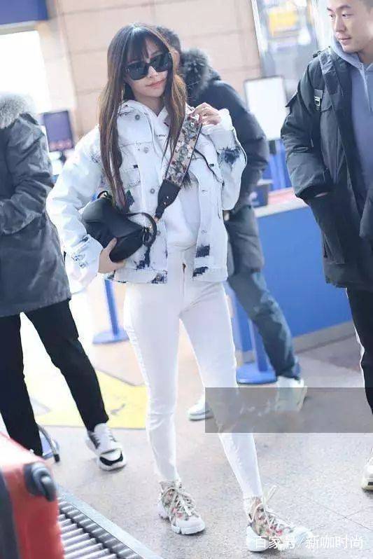 流量|baby流量担当不是吹的！一袭潮装亮相机场，鲜花与掌声都有了