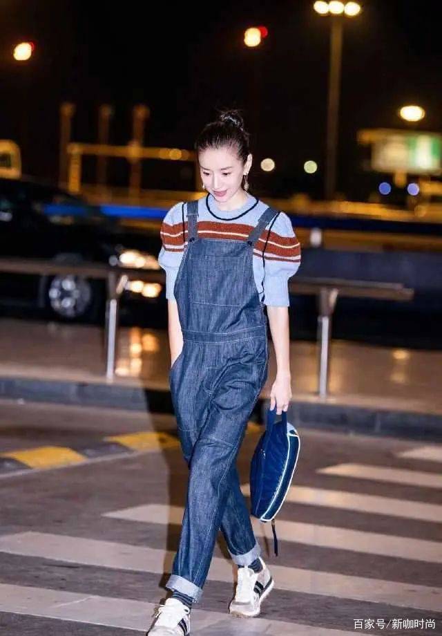 小姑娘|40岁董洁穿得像个小姑娘，背带裤搭泡泡袖毛衣，减龄效果满分！