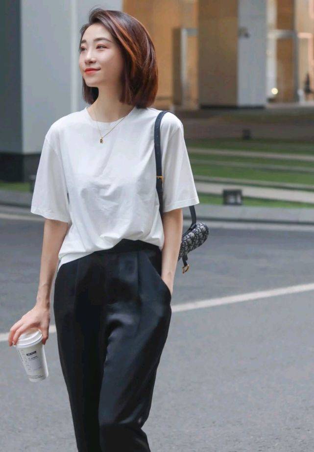 魅力|极简穿搭就是不一样，搭配起来毫不费力，精致温柔又有魅力