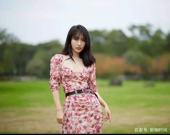 样式|李菲儿初夏Look学起来，方领碎花裙演绎浪漫风情，欧式高级感满分