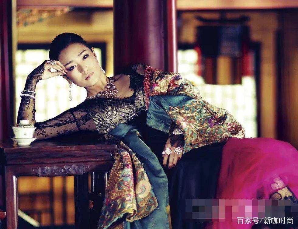 样式|巩俐婚后太随性,手牵71岁老公,穿白色镂空上衣毫无巨星范儿