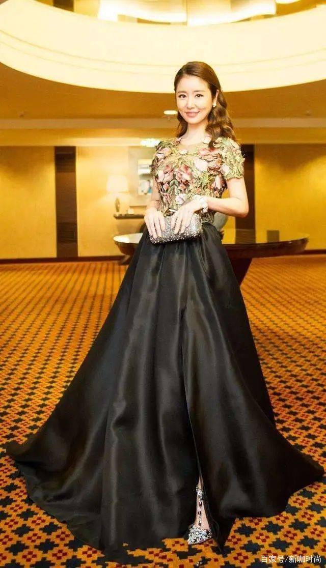 花朵|林心如美得高调,穿俏皮时尚装风情万种,低头那一刻更是心醉