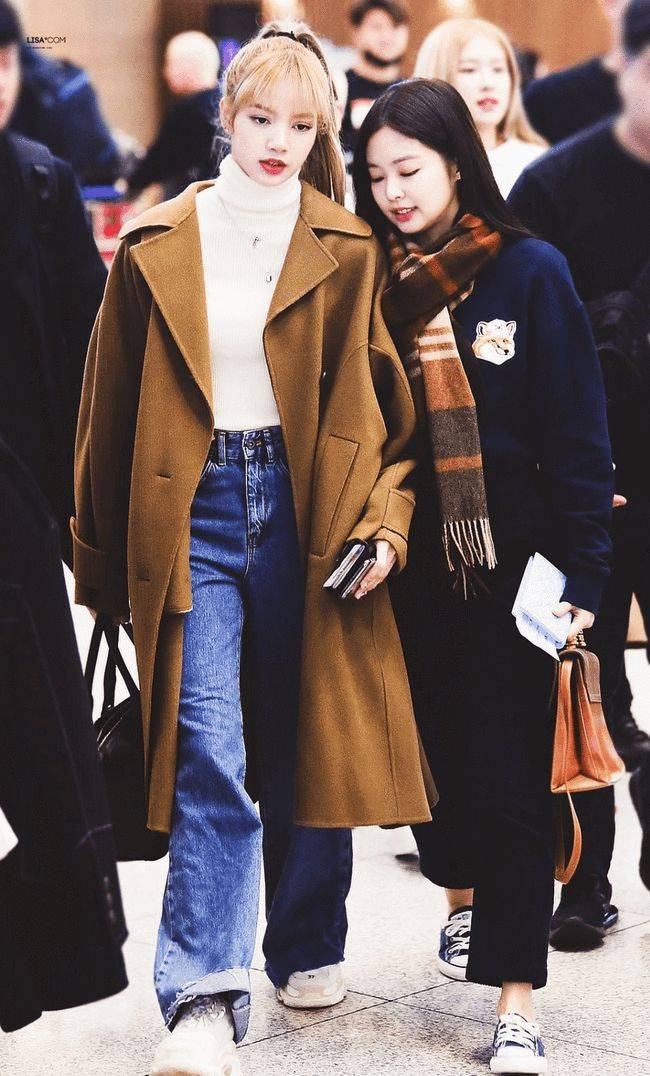 一身|韩系明星的时尚穿搭，一身褐色大衣，真是又甜美又显气质！