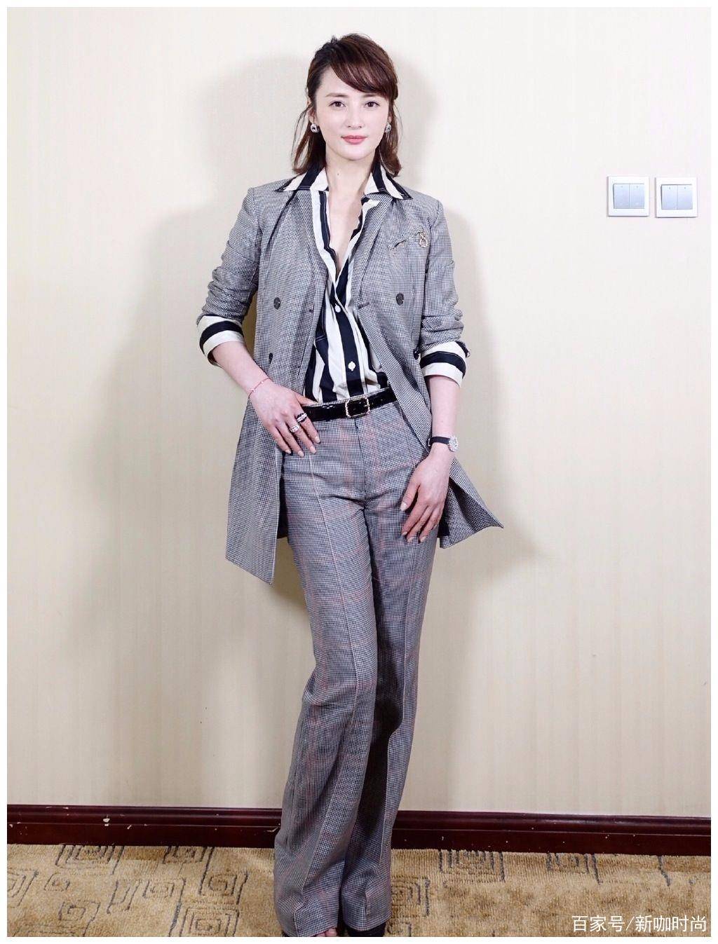 蒋勤勤|44岁蒋勤勤复工，穿休闲装身形似少女，难怪琼瑶曾赞她：轻柔似水