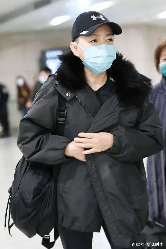 身材|宋丹丹低调穿搭也时髦，黑色派克服搭马丁靴，“筷子腿”格外吸睛