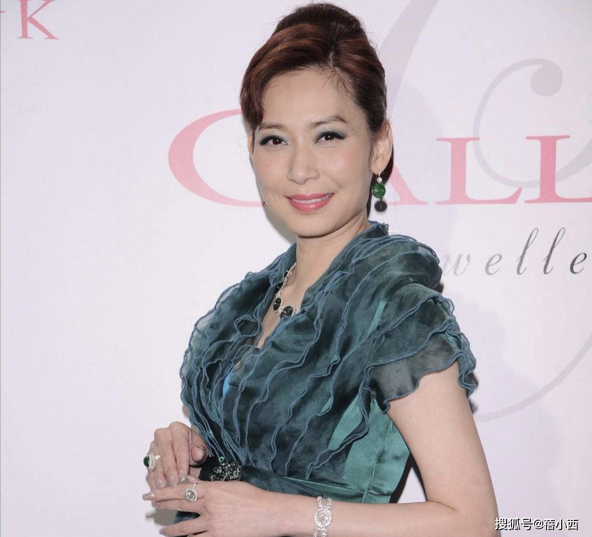 身材|邝美云越老越惊艳,一袭红色深V领连衣裙亮相,身材有料气质高贵