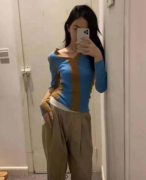 好友|15岁李嫣出落得越来越美啦!穿白裙参加好友毕业会,大抢朋友风头