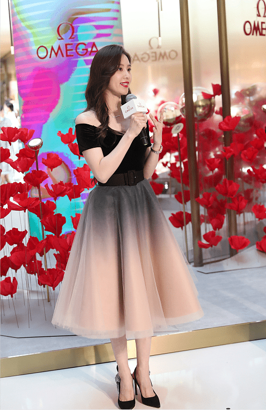 上半身|刘诗诗的身材颜值都太抗打,怼脸拍都没什么皱纹,穿丝绒裙太美了