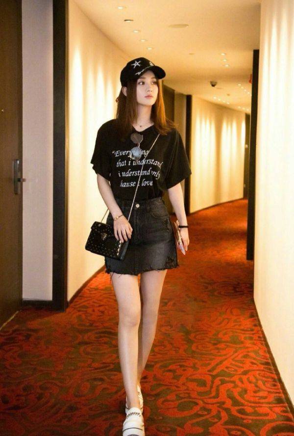 通身|赵丽颖离婚后频繁捞金，穿防晒衬衫配毛拖鞋，身材消瘦看心疼