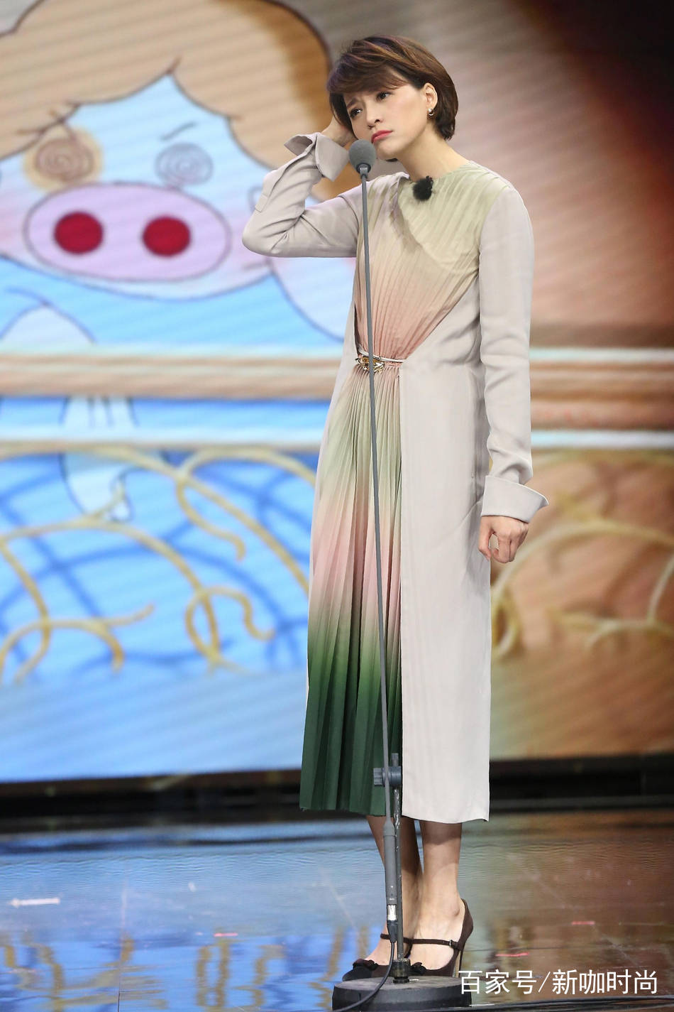 荷塘|董卿不愧是“最会穿主持人”,“荷塘裙”知性优雅,短发更是减龄