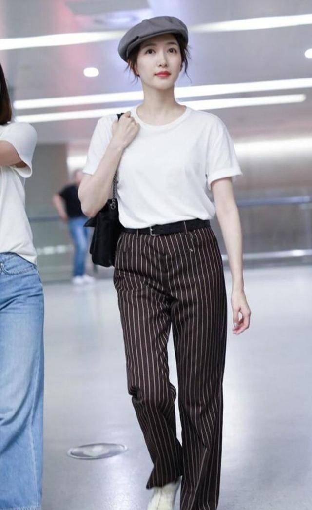 长裤|刘晓庆穿粉色T恤配长裤亮相，68岁还穿得像少女，日子过得真不错