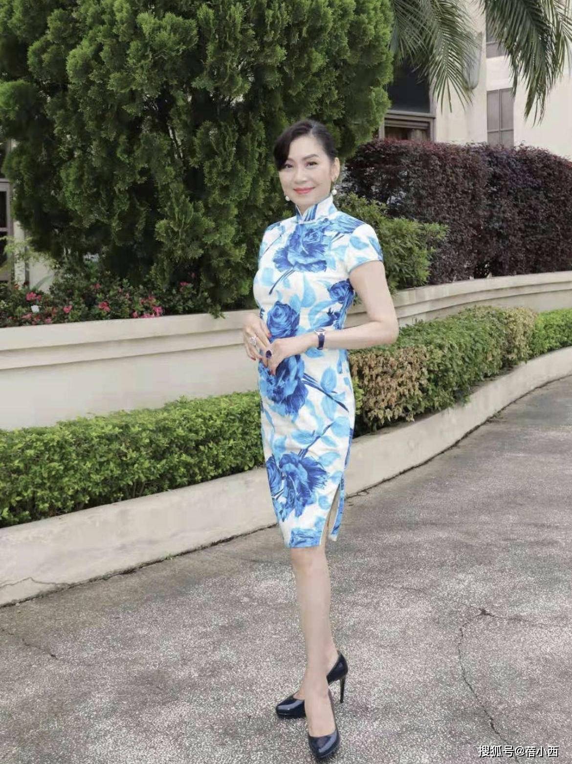 身材|邝美云越老越惊艳,一袭红色深V领连衣裙亮相,身材有料气质高贵