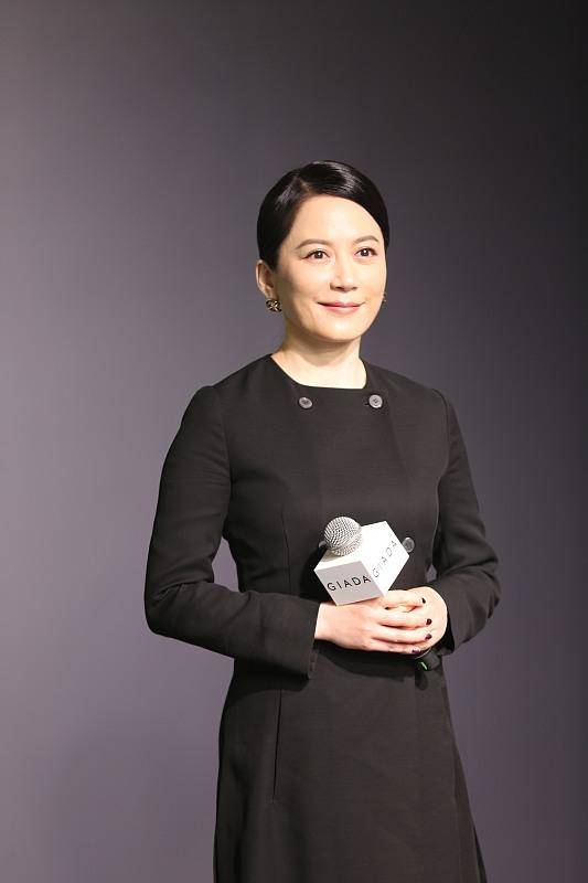 设计|"惊鸿仙子"俞飞鸿好优雅,身穿黑色长裙,一颦一笑皆是风情