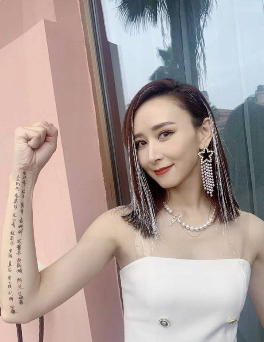 整体|阔太胡静终于洋气一回，挑染白发时髦减龄，穿抹胸裙女团身材抢镜