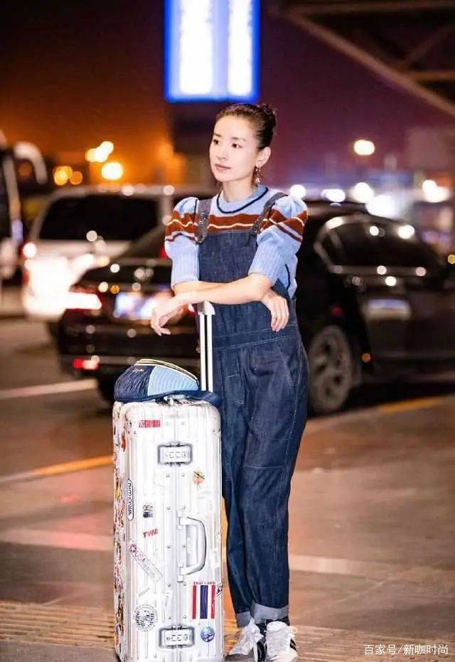 小姑娘|40岁董洁穿得像个小姑娘，背带裤搭泡泡袖毛衣，减龄效果满分！
