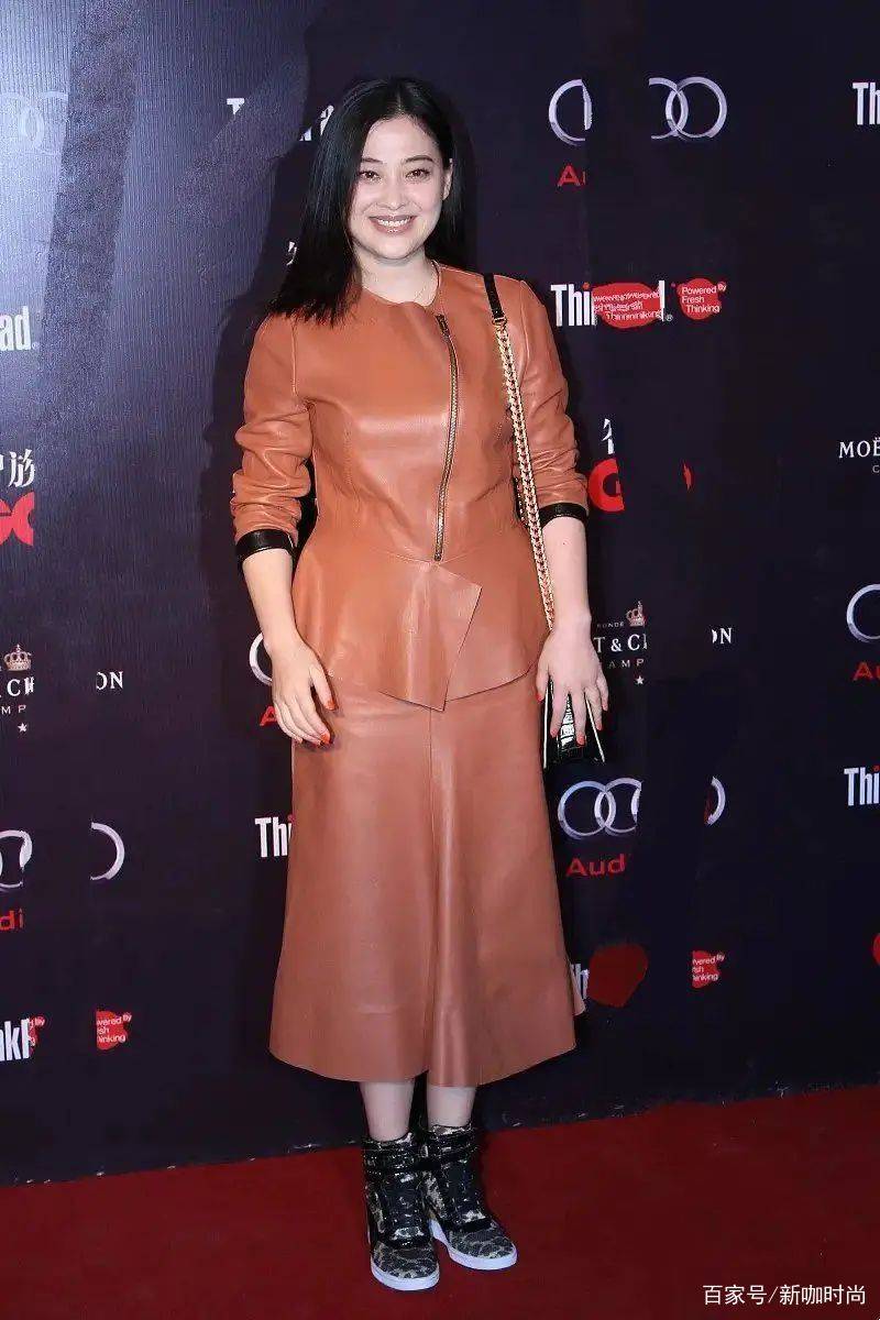 显得|梅婷终于穿错了，一袭皮衣显胖又老气，这衣服我奶奶都不穿