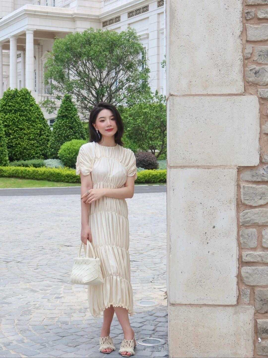 展现|今夏,女神都在这么穿,印花上衣搭配牛仔裤简约利落,美如初恋
