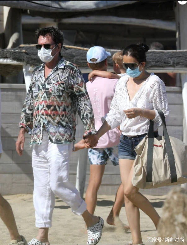 样式|巩俐婚后太随性,手牵71岁老公,穿白色镂空上衣毫无巨星范儿