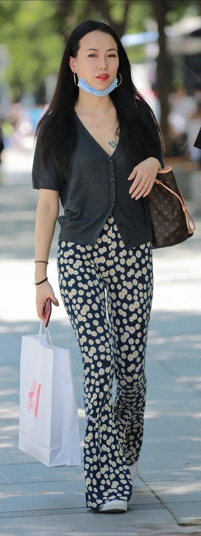 黑色|“宝妈”一字肩上衣搭配短裤引领时尚潮流