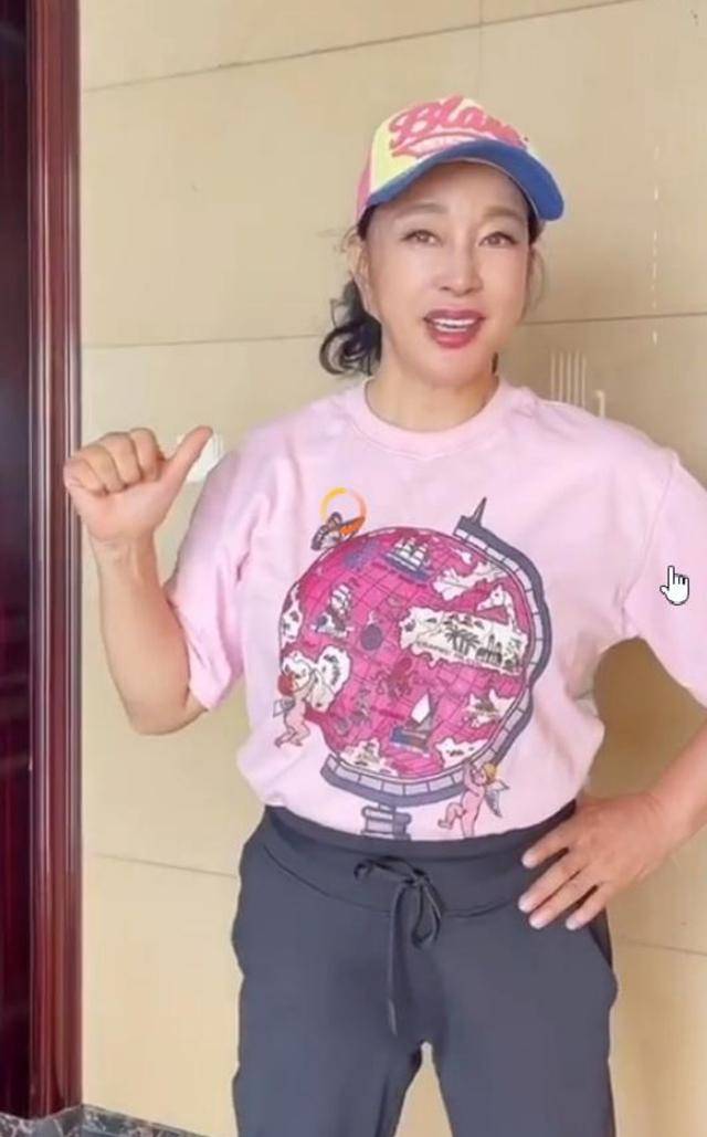 长裤|刘晓庆穿粉色T恤配长裤亮相,68岁还穿得像少女,日子过得真不错