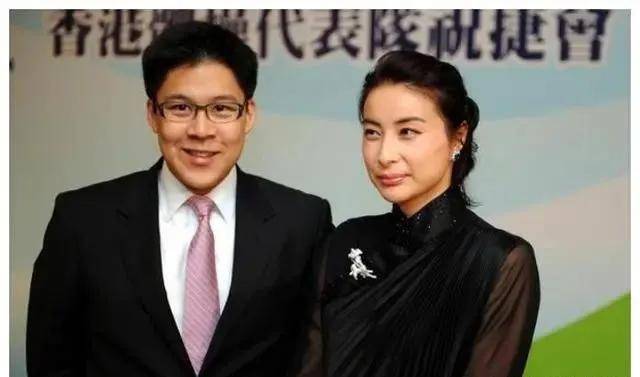 郭晶晶|郭晶晶出席香港文化活动，旗袍混搭得体又时髦，新发型显脸圆润