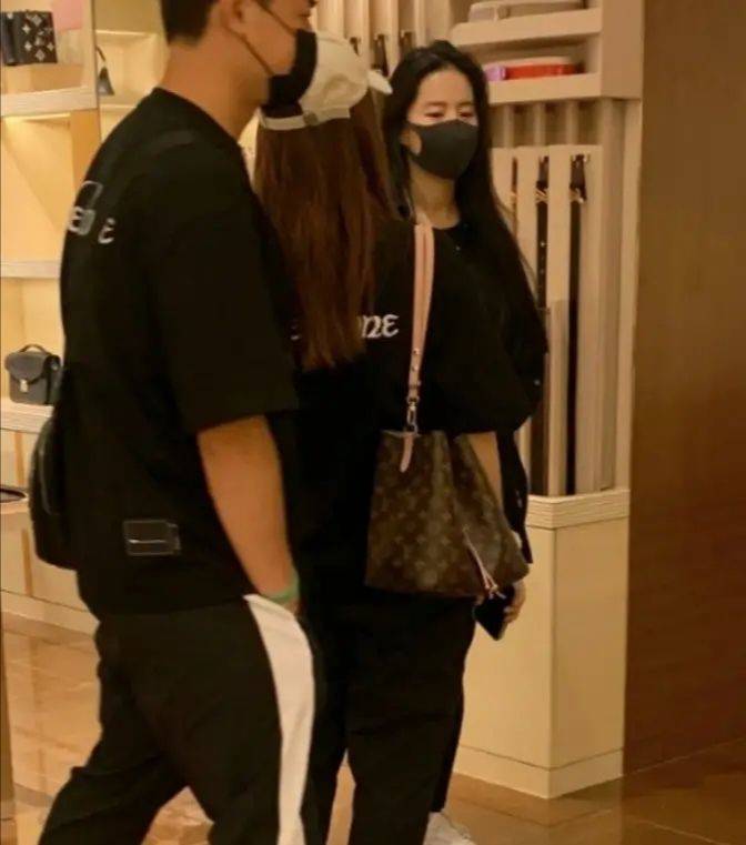 显得|网友偶遇刘亦菲逛街，带保镖好大排场啊，瘦下来终于没了大妈感!
