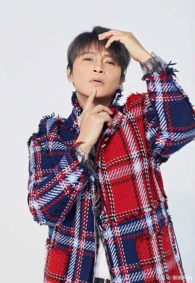 样式|49岁陈志朋又换新造型，绿色口罩搭配扎马尾辫，暴露真实内心？