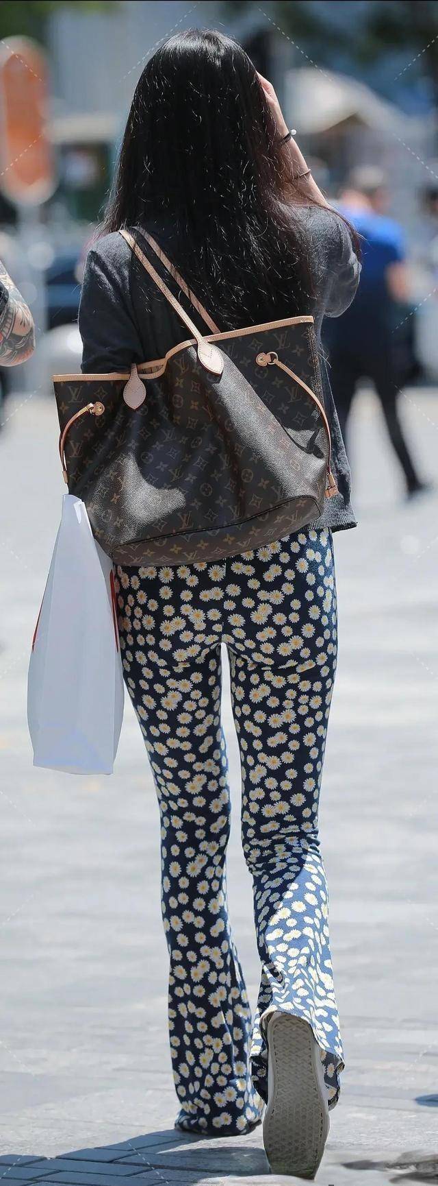 黑色|“宝妈”一字肩上衣搭配短裤引领时尚潮流