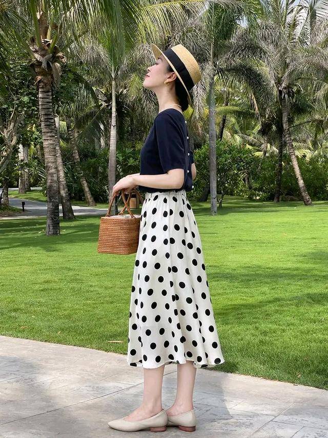 王者|小个子法式经典黑白穿搭，波点图案也是复古圈的王者。