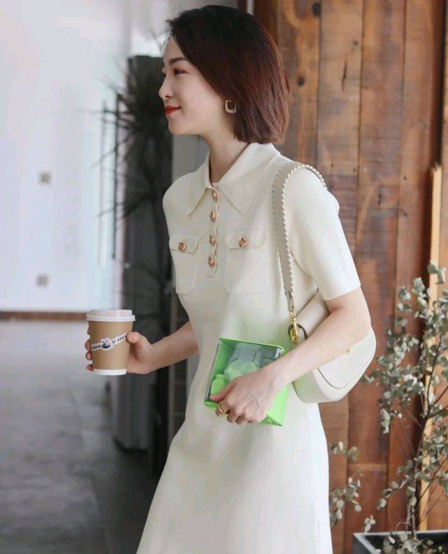 魅力|极简穿搭就是不一样，搭配起来毫不费力，精致温柔又有魅力