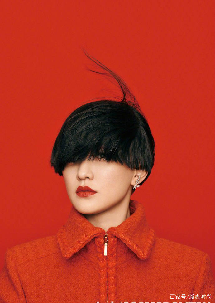 发型|剪短发的周迅才是颜值杀器,分别搭红白黑上阵,44岁阿姨秒变少女