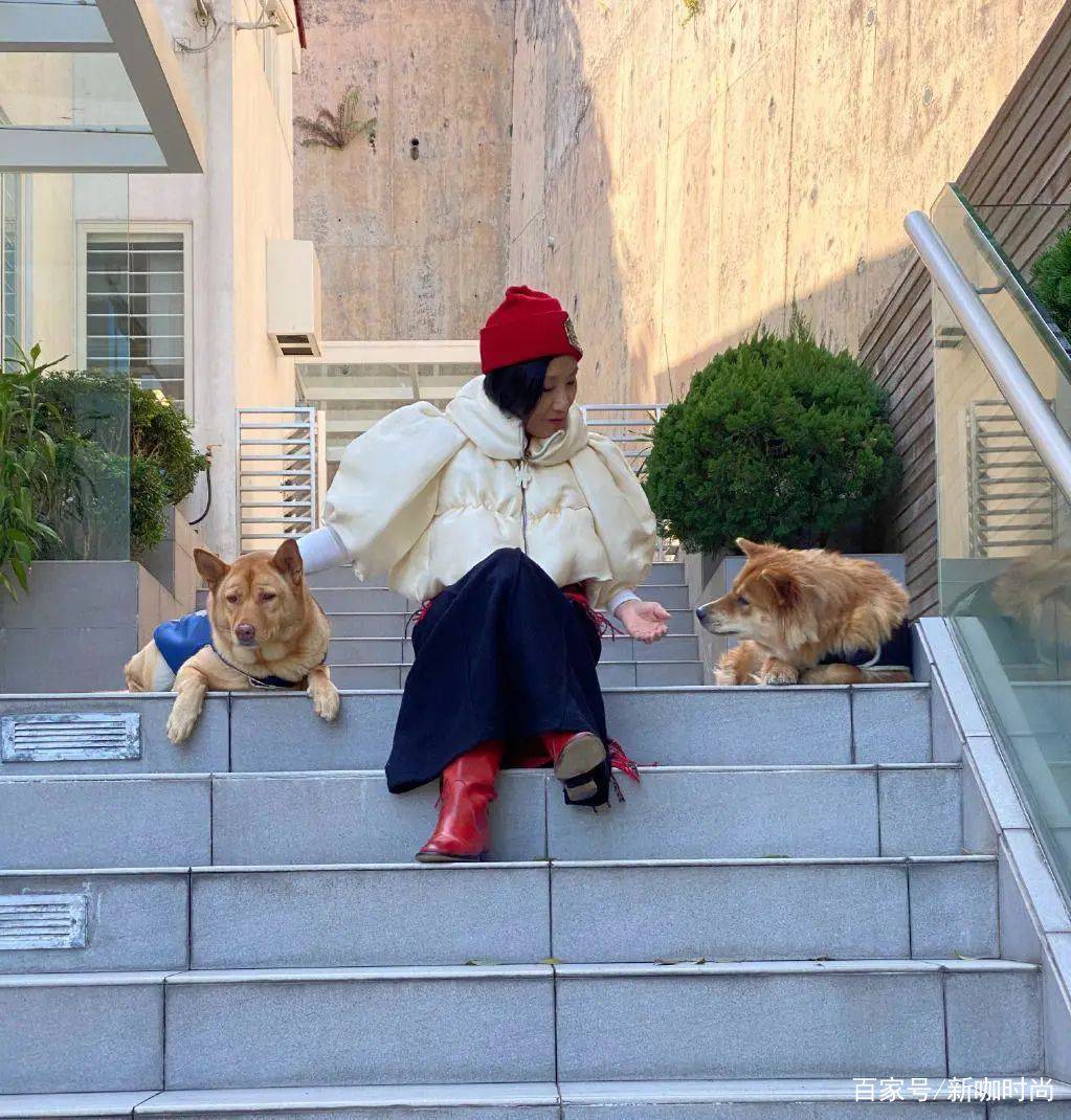 样式|汪明荃爱玩“老来俏”，年过七十还穿公主风造型，效果却好得意外