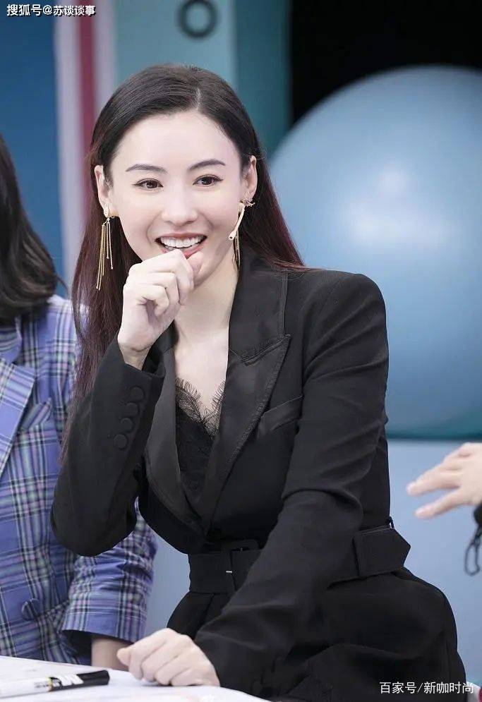 大气|40岁张柏芝，头发染半截红，黑西装配俏皮内搭，美得让人心动！