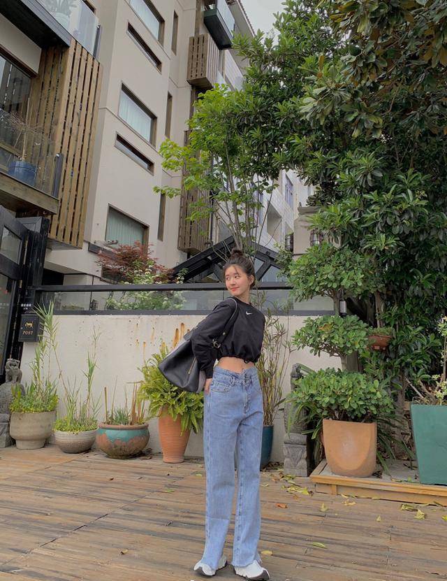 方包来|甜美女孩赵露思，身穿露脐卫衣超吸睛，美炸了！