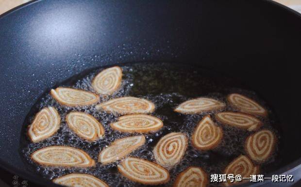 面团|馋哭隔壁小孩的零食，卷一卷，嘎嘣脆，做一次吃一周，不用花钱买