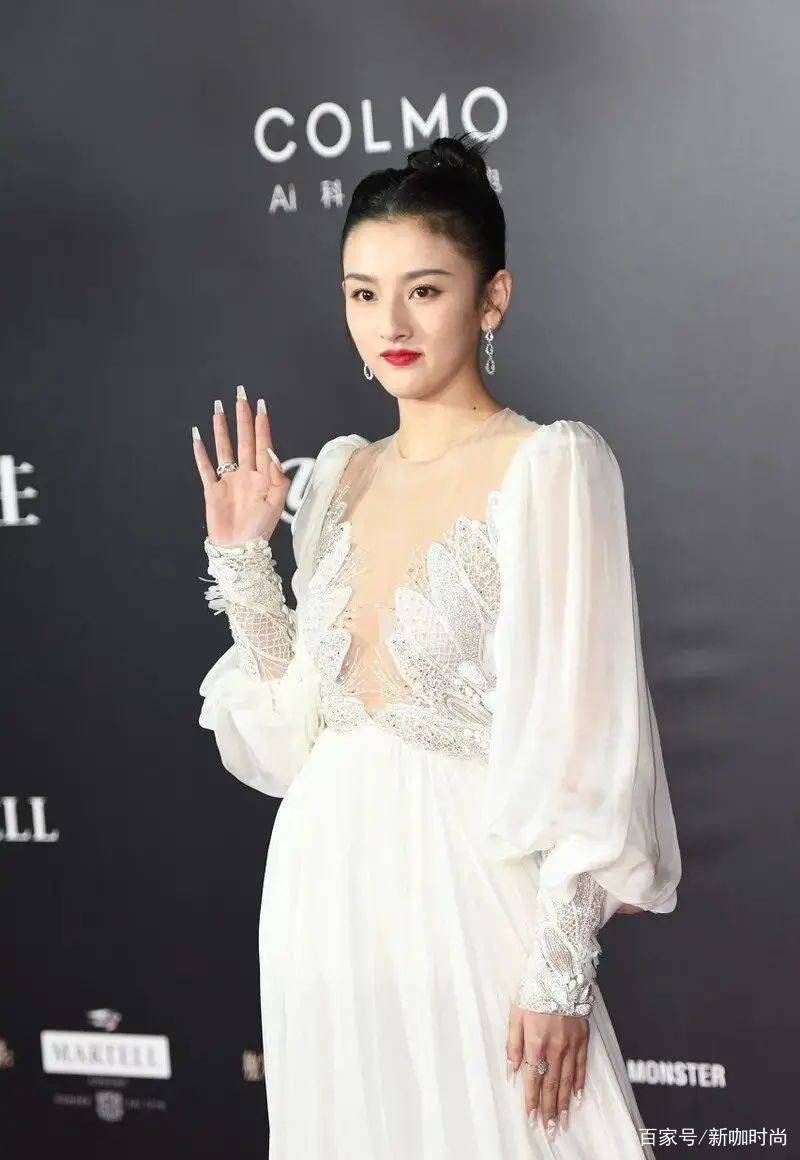 样式|知性起来的宋祖儿，一袭深V白纱裙又纯又欲，美成“天鹅公主”