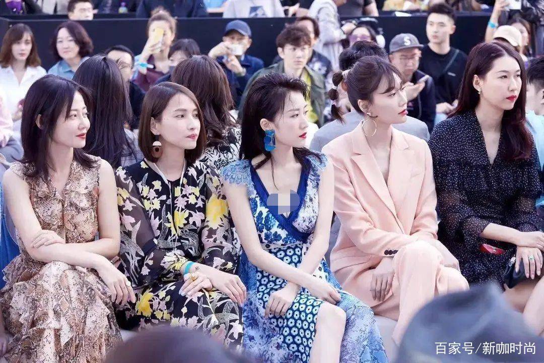 样式|掀起刘海的李念，身着一袭深V“青花瓷”长裙，高级感溢出屏幕