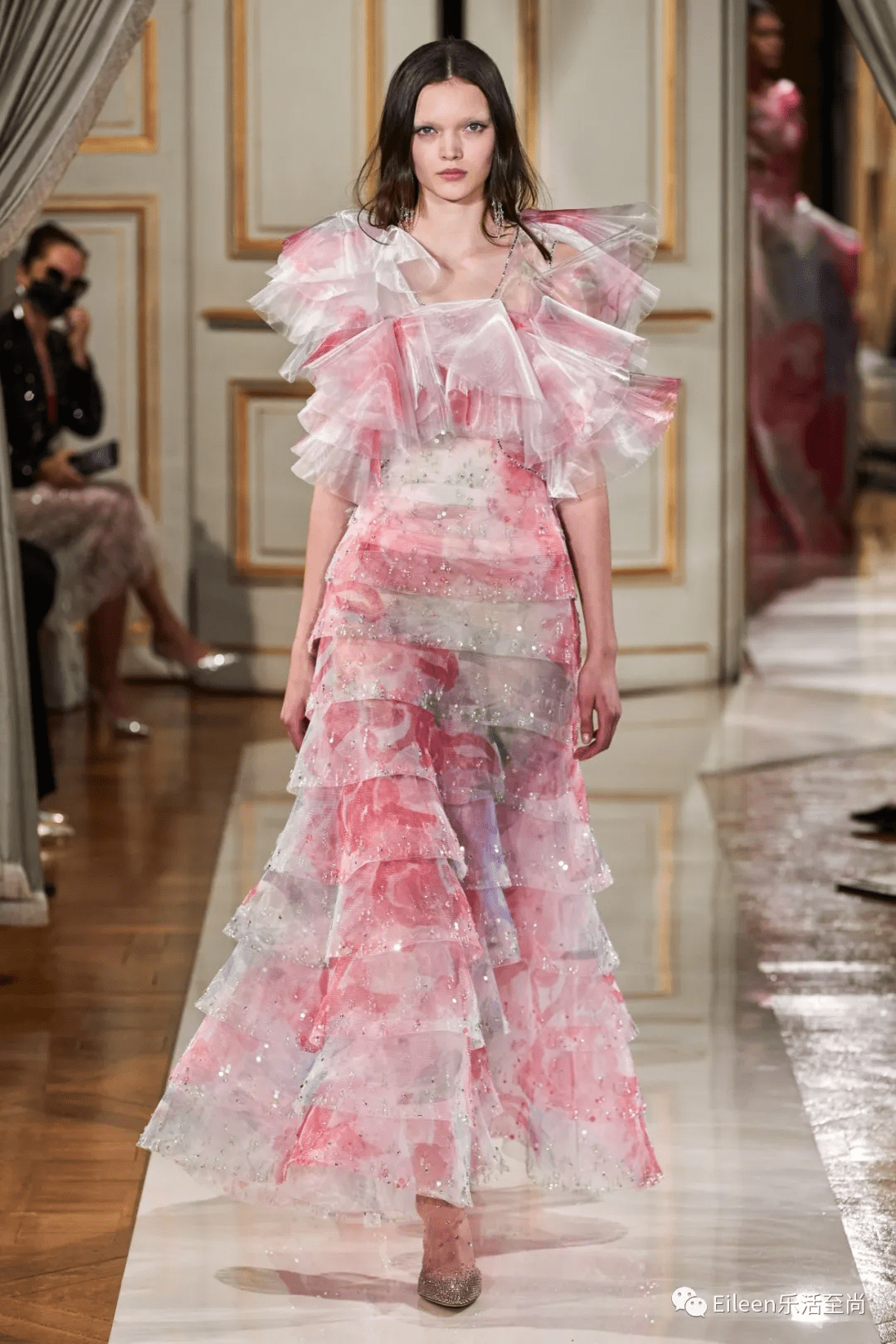 花朵|女星内卷必争？这场撒钱的盛宴到底有什么好看？