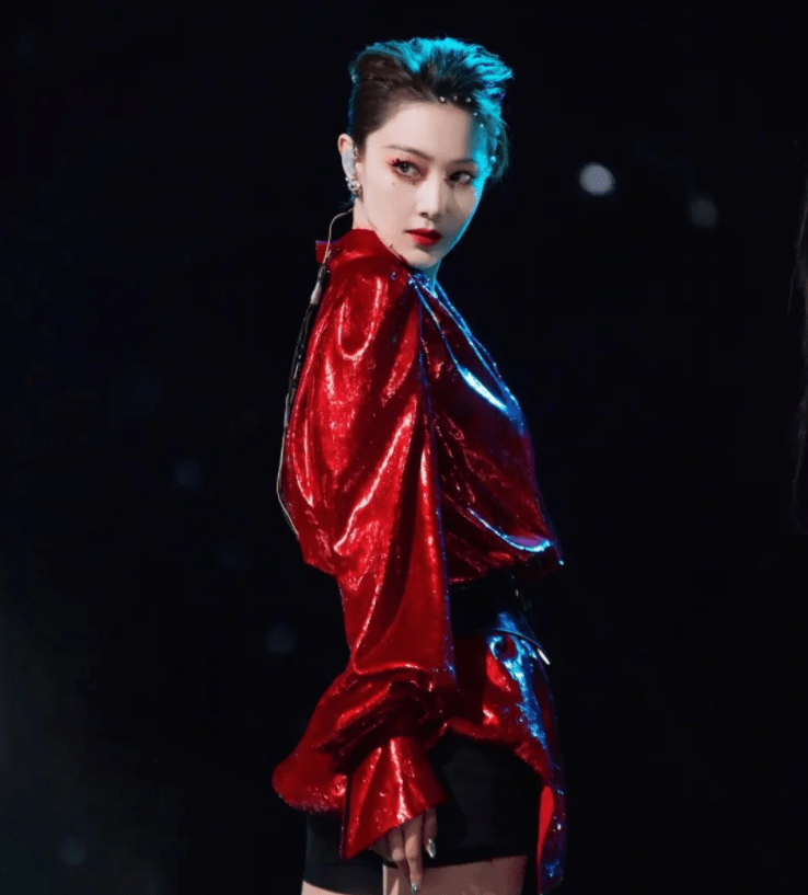 黑色|张馨予身材一绝，短发帅气，长发优雅