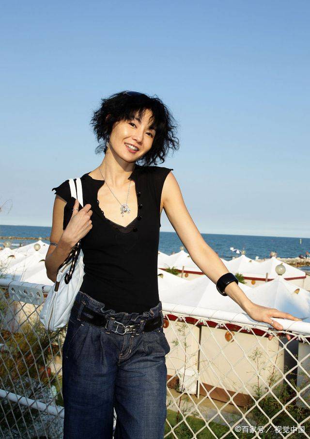 时尚|10年前的张曼玉有多美？短发爆炸头，随便配牛仔裤都是高级感